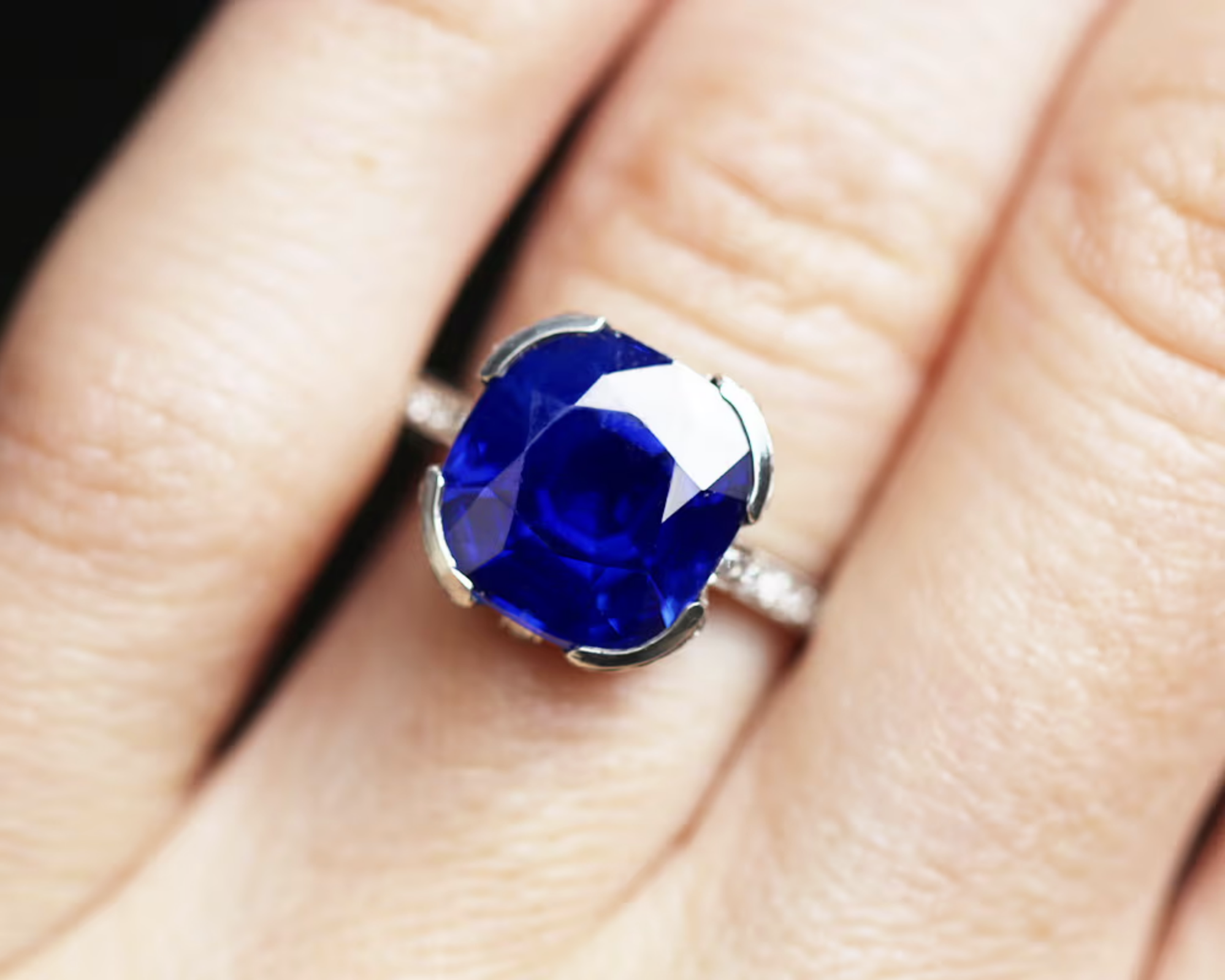A 4ct Kashmir Sapphire Ring on a model's hand