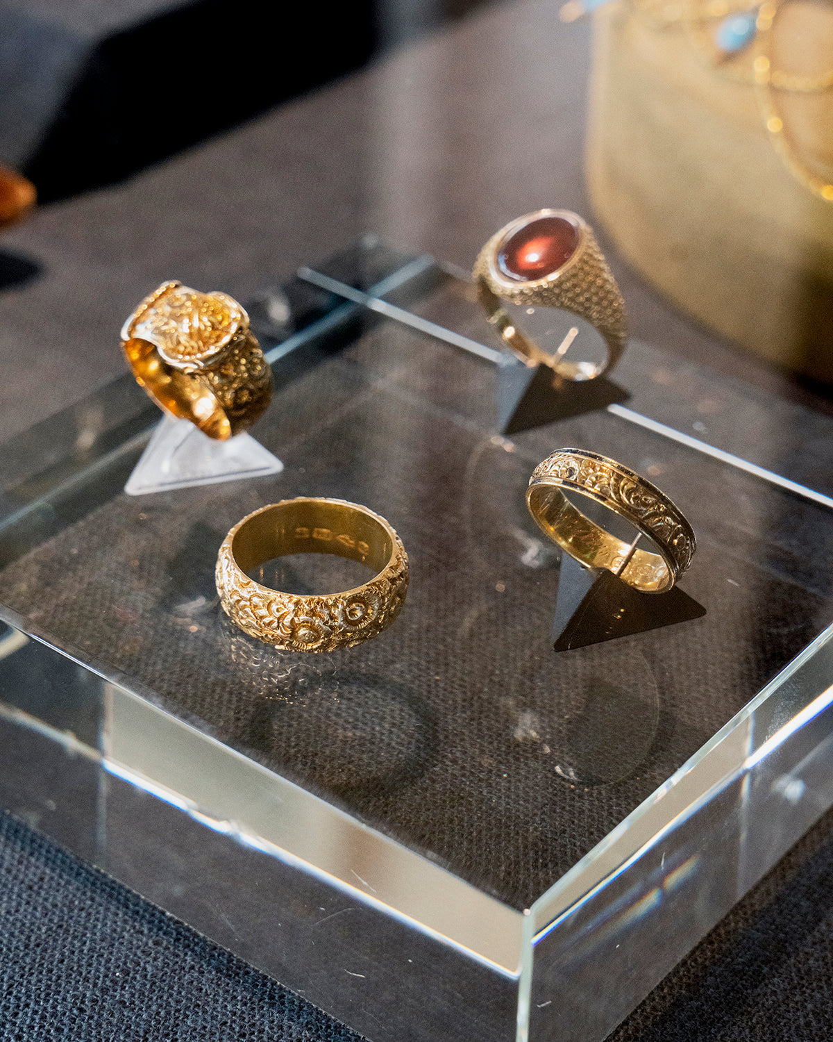 Details of the chased band next to other bands for scale.