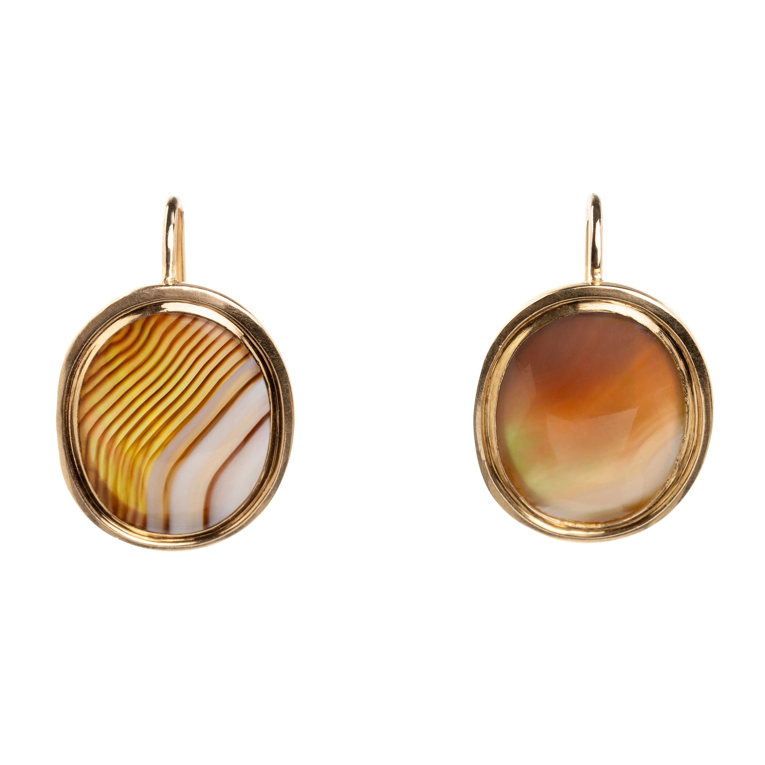 Georgian era agate earrings, in 18k gold. The backs are lined with mother-of-pearl backing. England. Circa 1810.