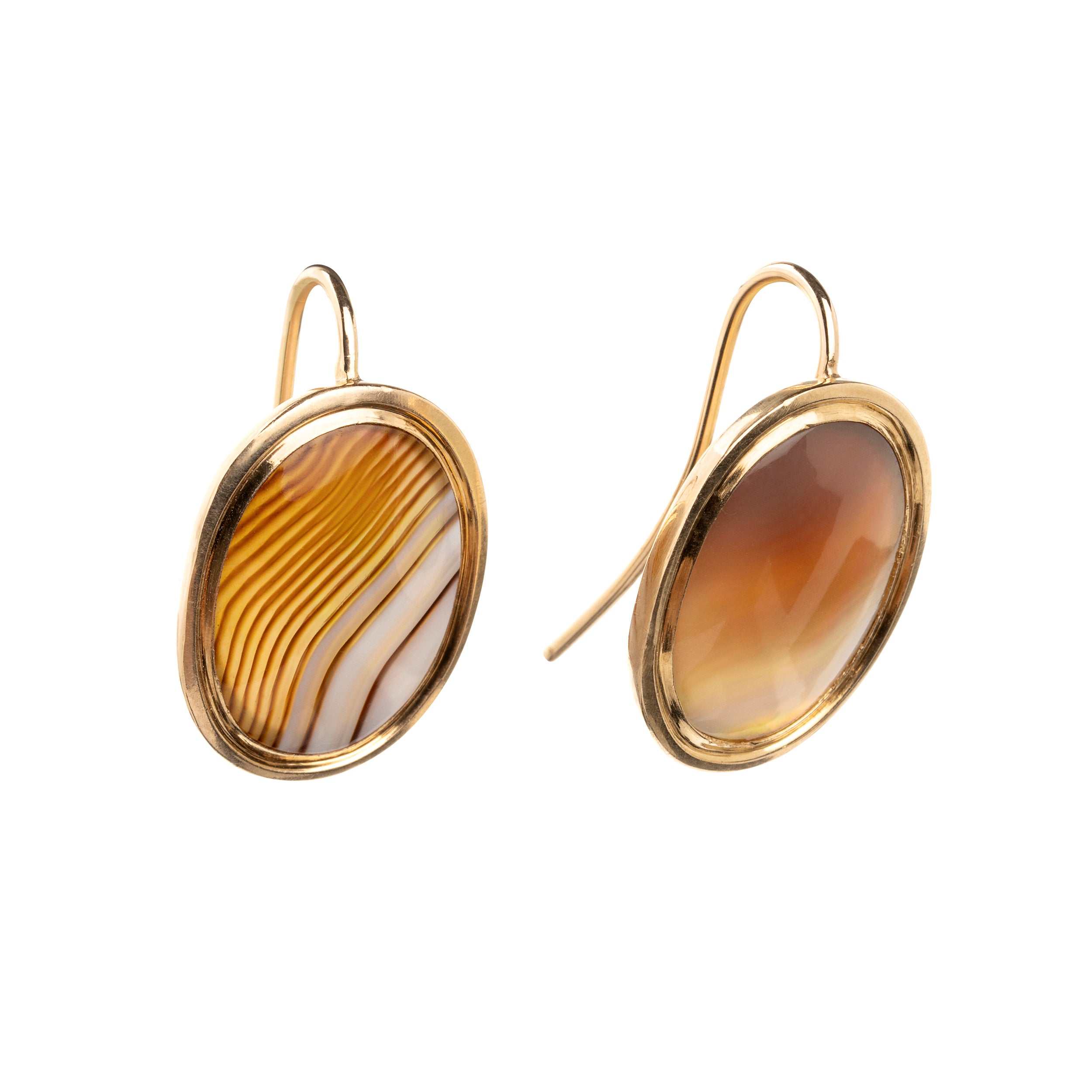 Georgian era agate earrings, in 18k gold. The backs are lined with mother-of-pearl backing. England. Circa 1810.