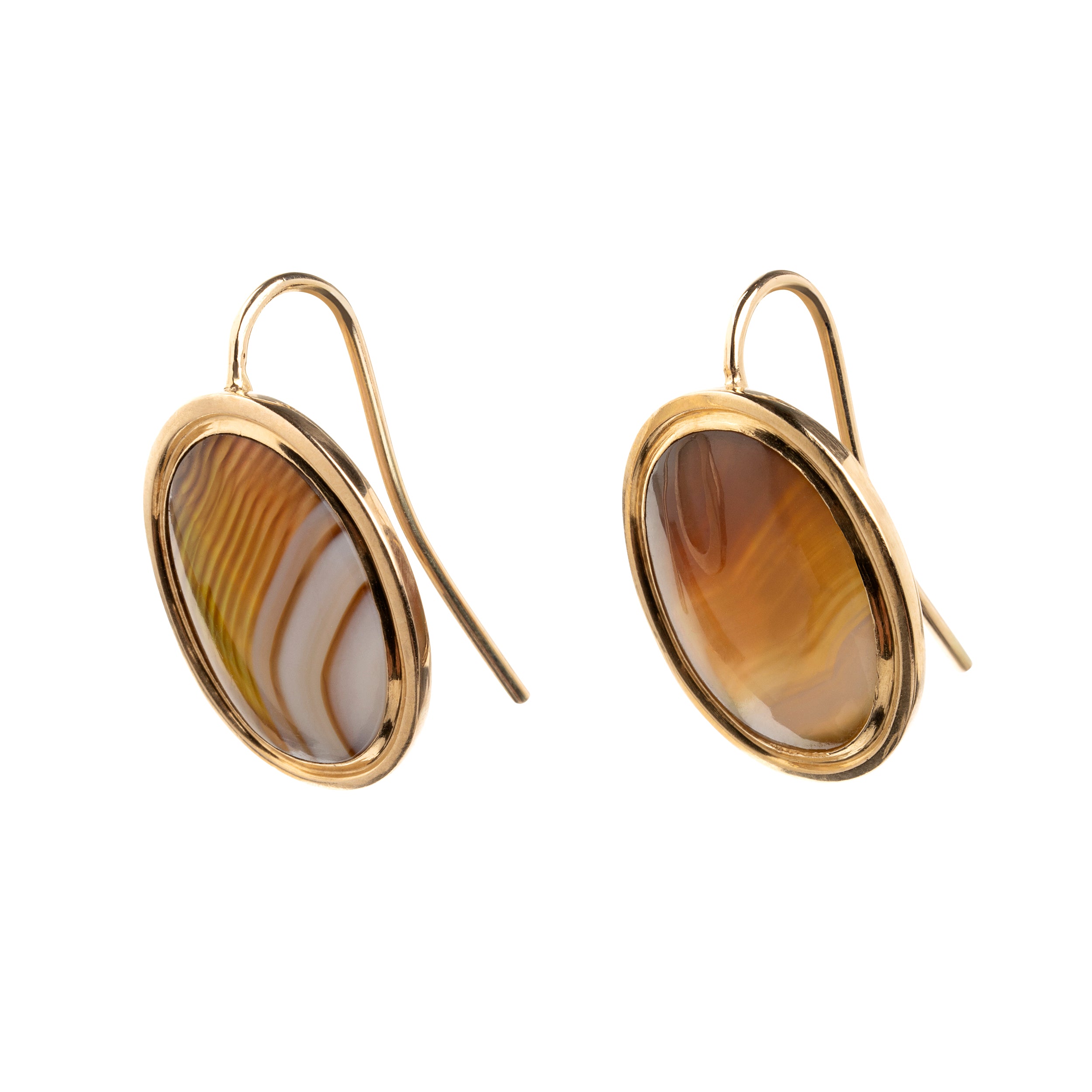 Georgian era agate earrings, in 18k gold. The backs are lined with mother-of-pearl backing. England. Circa 1810.