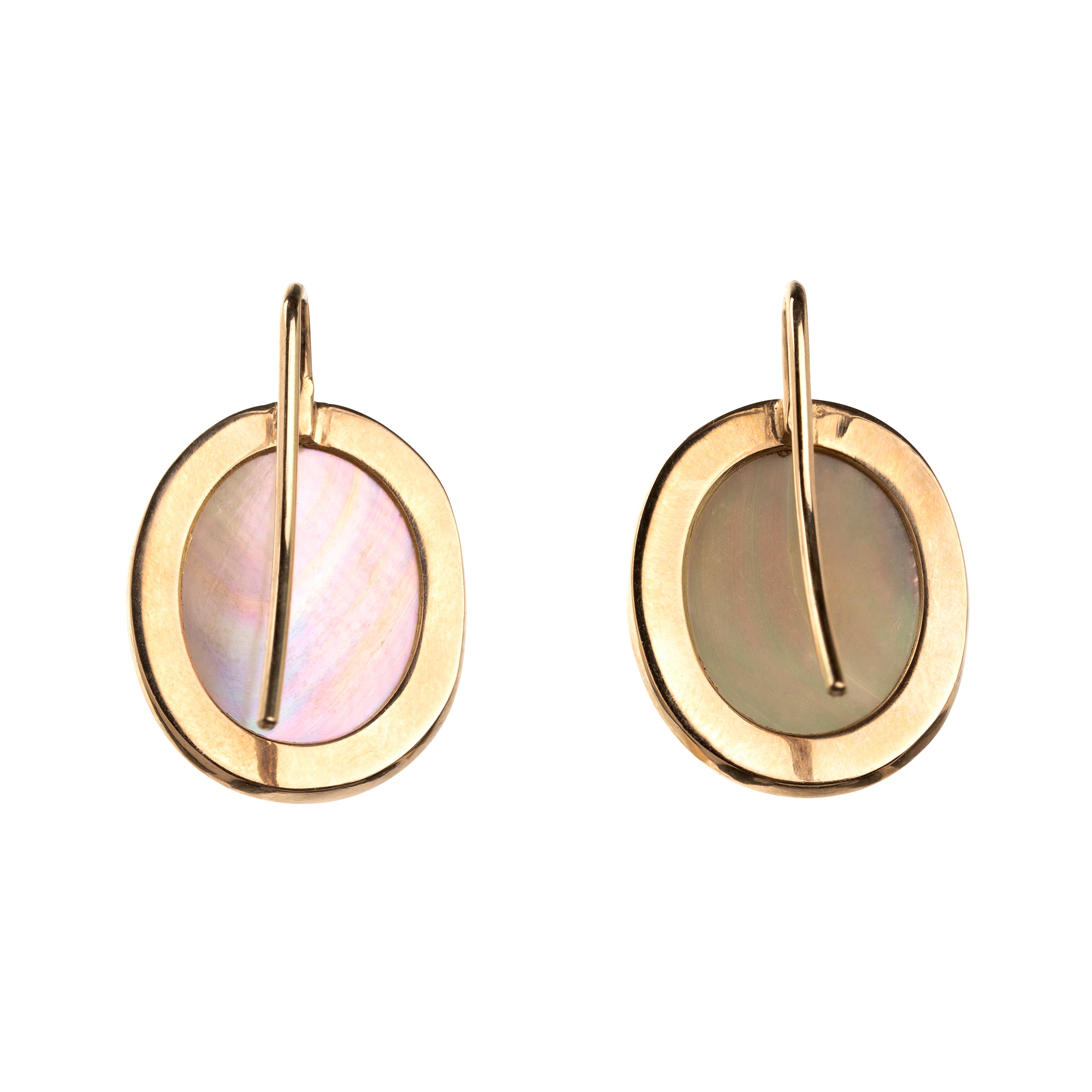Georgian era agate earrings, in 18k gold. The backs are lined with mother-of-pearl backing. England. Circa 1810.