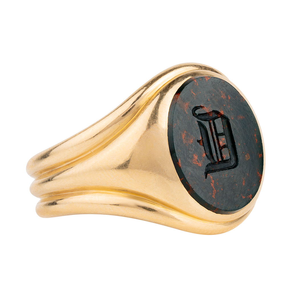 Victorian era signet ring with a bloodstone intaglio in 18k gold. Hand carved with a “D” monogram. England. 1891. Side view. 