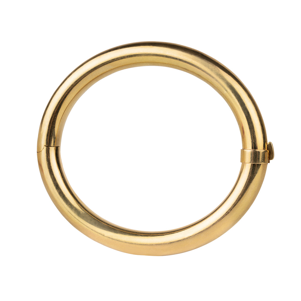 Turn-of-the-century gold tube bangle bracelet in 18k yellow gold. Rich yellow gold bracelets finely constructed with hidden push button clasps.French hallmarks. Circa 1900. Profile view. 